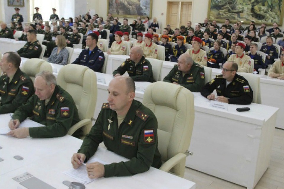 Сергей Шнуров и Никита Михалков задавали вопросы «Географического диктанта» военным в Хабаровске