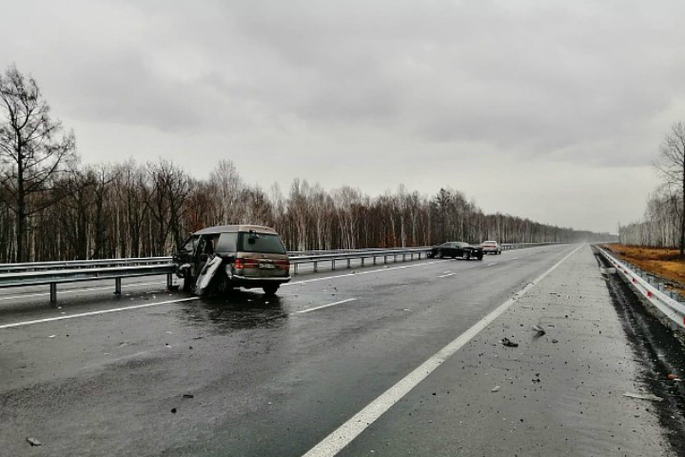 Две машины Toyota врезались в дорожное ограждение в Хабаровском крае