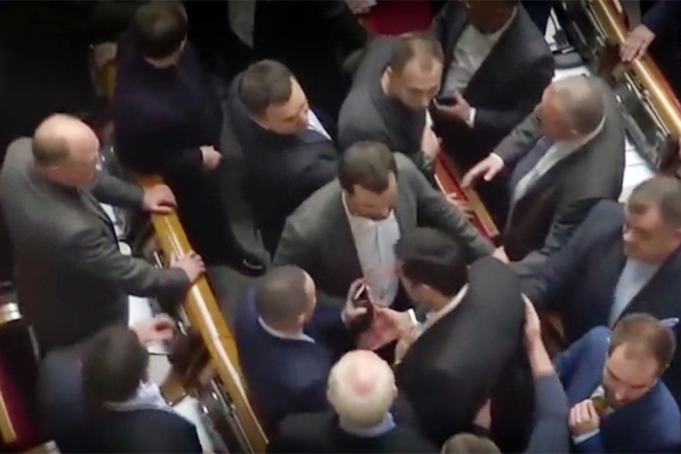 Первая стычка в Верховной Раде девятого созыва таки состоялась.