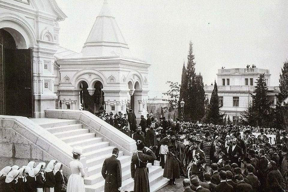 Николай II с семьей посещает собор Александра Невского в Ялте. Теперь он располагается на улице имени одного из убийц императора. Фото: Facebook\Крым. История.