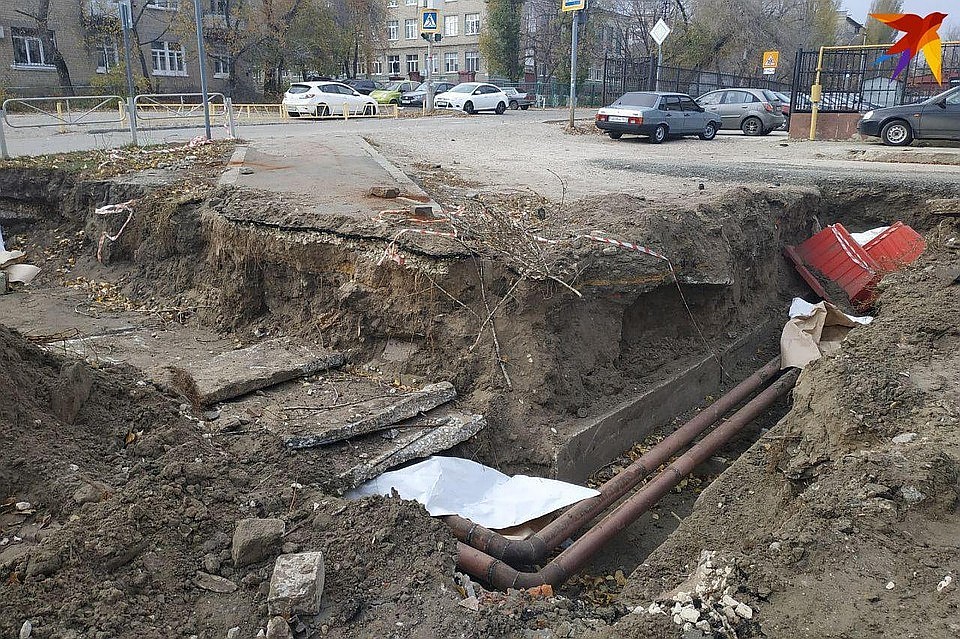 Брошенные раскопки на дорогах и тротуарах мешают и ученикам дойти до школы и бизнесменам