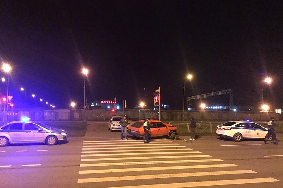 На Суздальском проспекте при погоне разбилась красная "девятка". Фото: vk.com/spb_today