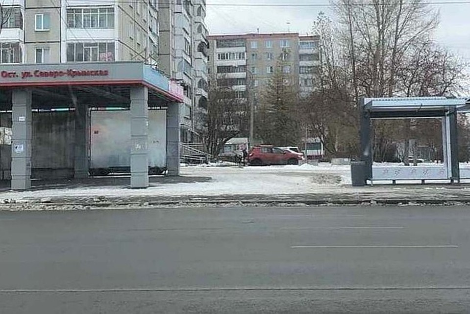 Остановочные комплексы на улице Братьев Кашириных рядом друг с другом. Фото: Павел Кочнев.
