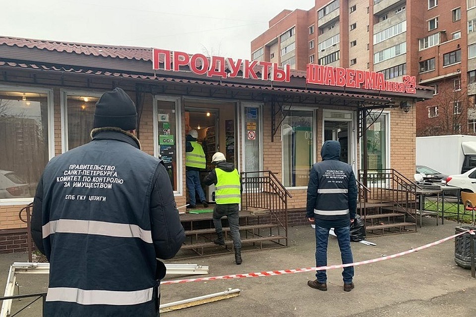 На Долгоозерной разобрали незаконный ларек с шавермой и алкогольный магазин / Фото: ККИ Петербурга