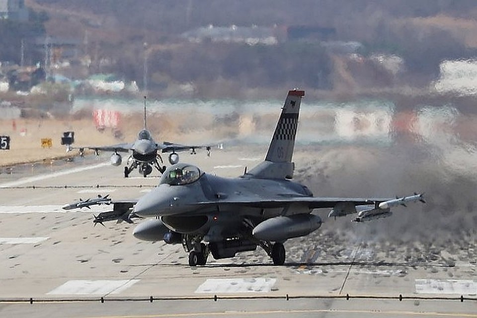 Американский истребитель F-16 выронил учебную ракету над Японией
