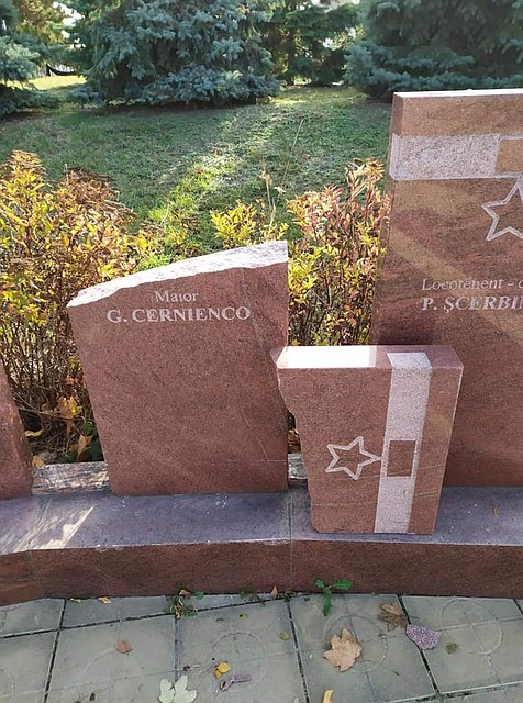 В Кишиневе на мемориальном комплексе "Вечность" вандалы разрушили памятник Герою Советского Союза