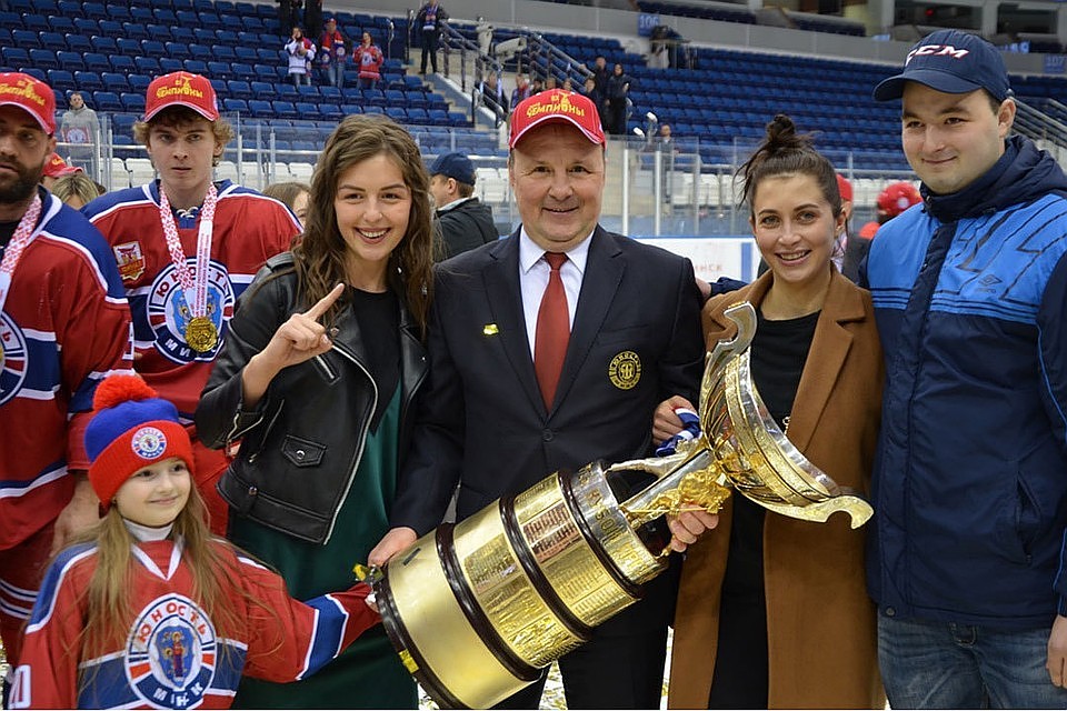 Михаил Захаров всегда гордился трофеями. Фото: hockey.by.