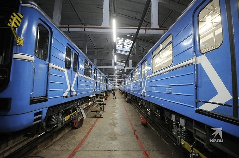 В Екатеринбург привезли три обновленных вагона метро