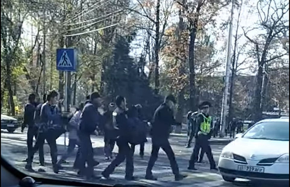 Милиционеры оказывают первую помощь пострадавшим.