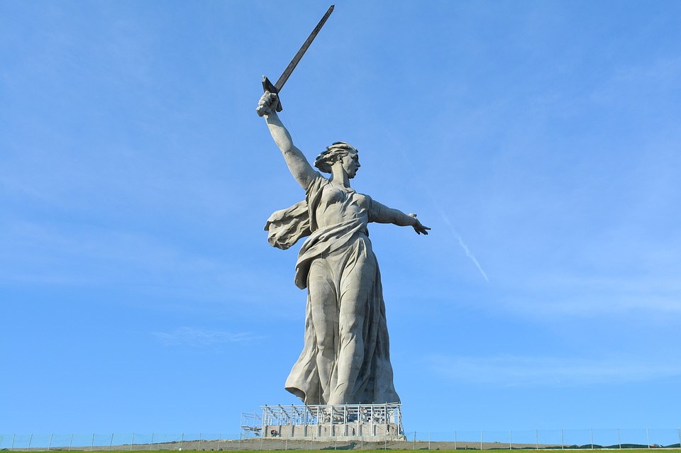 Родина-мать посветлела и помолодела.