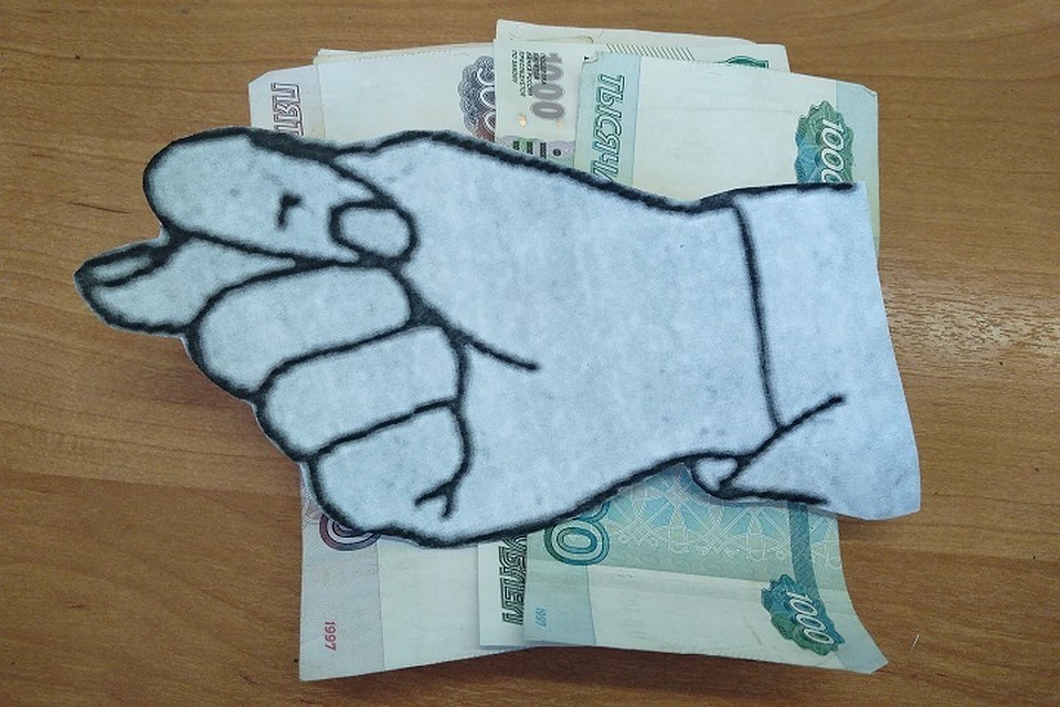 По Трудовому кодексу, работодатель обязан отдавать людям заработанные ими деньги дважды в месяц