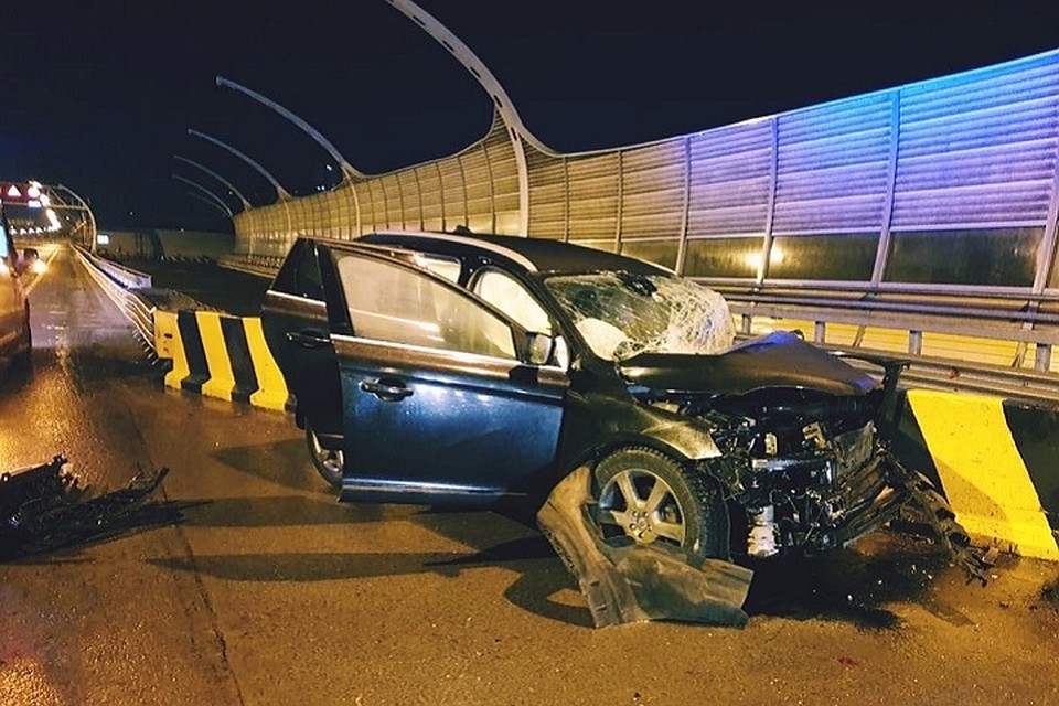 Петербуржец на полном ходу выпал из машины во время ДТП с погрузчиком на ЗСД
