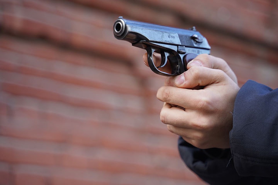 Бизнесмен стал жертвой вооруженного нападения.