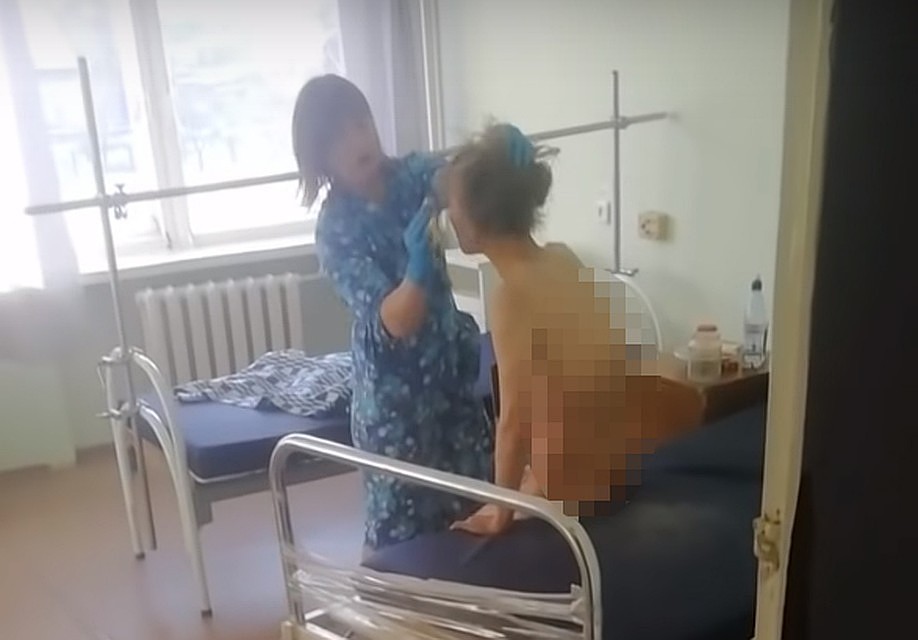 Шум подняли из-за того, что лицо пациентки уборщица вытерла грязной тряпкой.