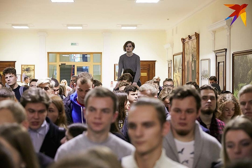 Несколько сотен студентов собрались в холле университета, чтобы высказать свое несогласие