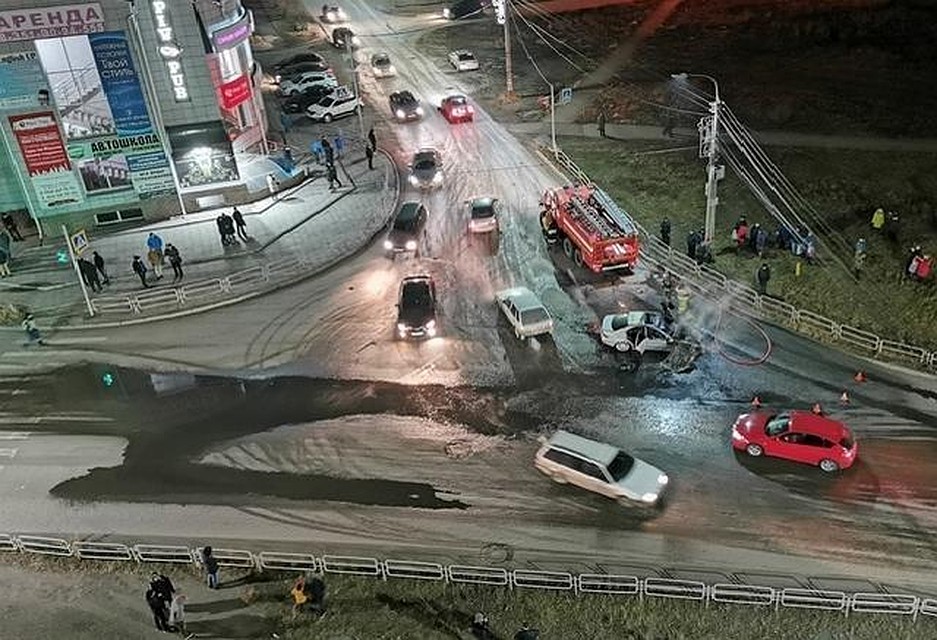 Машина сгорела, а водитель выбрался из нее и пытался сбежать. Фото: сообщество "ДТП Челябинск".