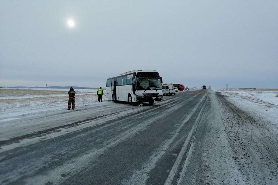 ДТП в Красноярском крае: УАЗ врезался в рейсовый автобус. Фото: ГУ ВМД России по краю