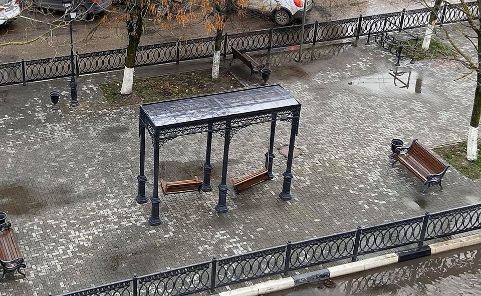 Качели на Радищева остались висеть на одной цепи Фото: facebook.com/протоиерей Вячеслав Баскаков