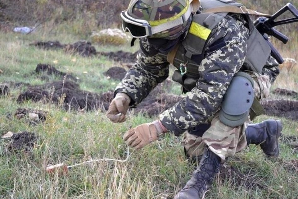 Украинские боевики заминировали дорогу к мосту, соединяющему Старый Айдар и Счастье. Фото: ВКонтакте