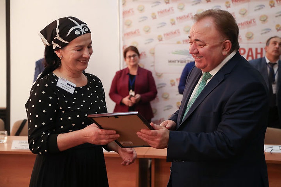 Глава Ингушетии вручил финалистам конкурса сертификаты. Фото пресс-службы главы РИ.