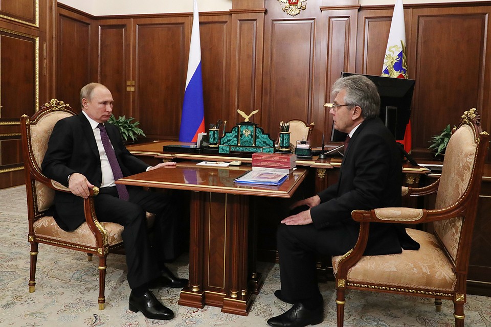 Президент РАН Александр Сергеев пришел к президенту страны рассказать, что сделано, чтобы выборы не вызвали никаких нареканий. Фото: Михаил Климентьев/ТАСС
