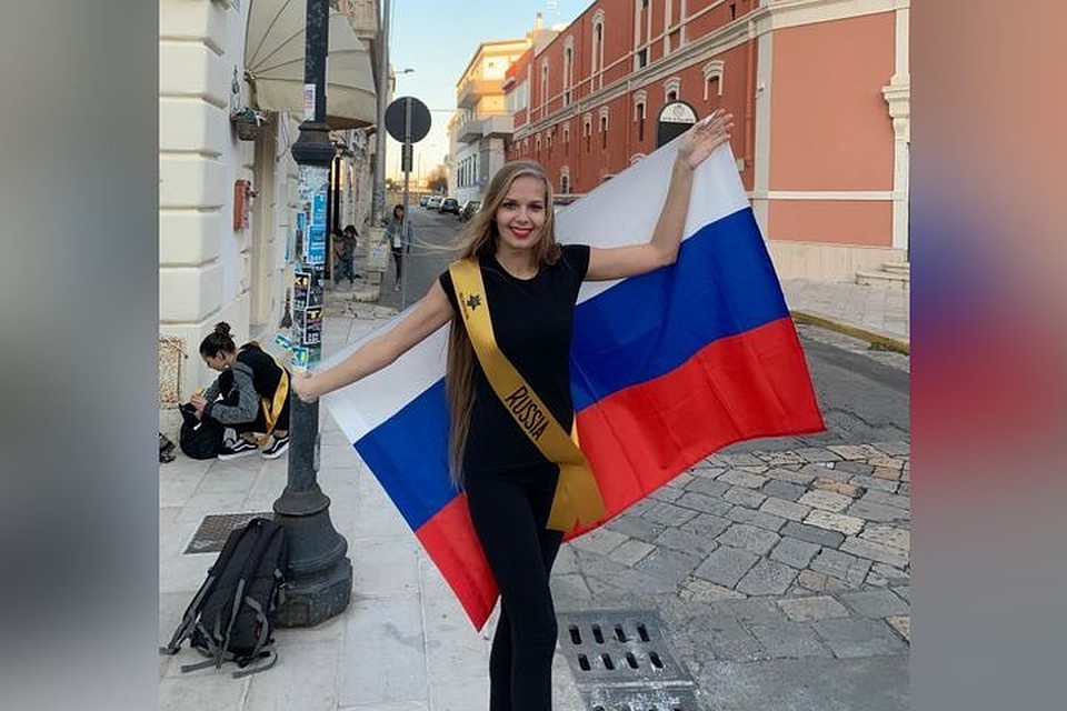 Девушка получила корону и решила отдохнуть. Фото: женская общественная организация «Соломинка»