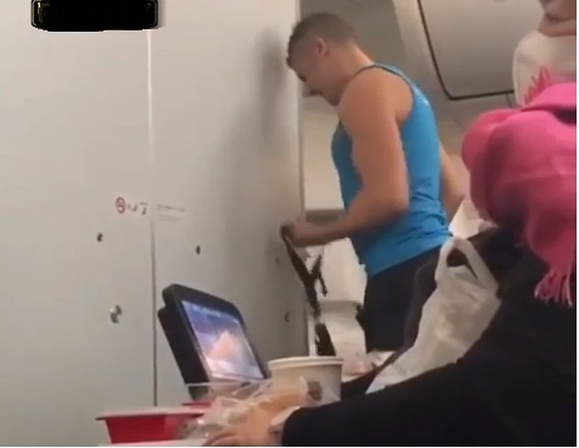 Пассажиры не стали обращать внимания на спортсмена Фото: www.instagram.com/passengershaming