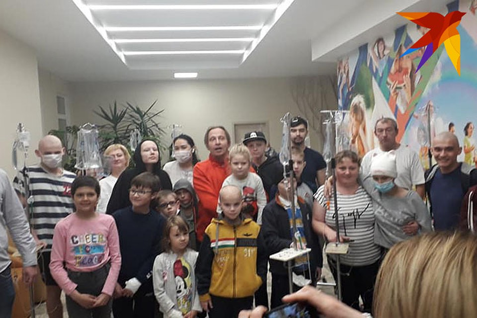 В Боровлянах Иван Охлобыстин с удовольствием фотографировался с детьми и их родителями. Фото: Наталья ШИМКО
