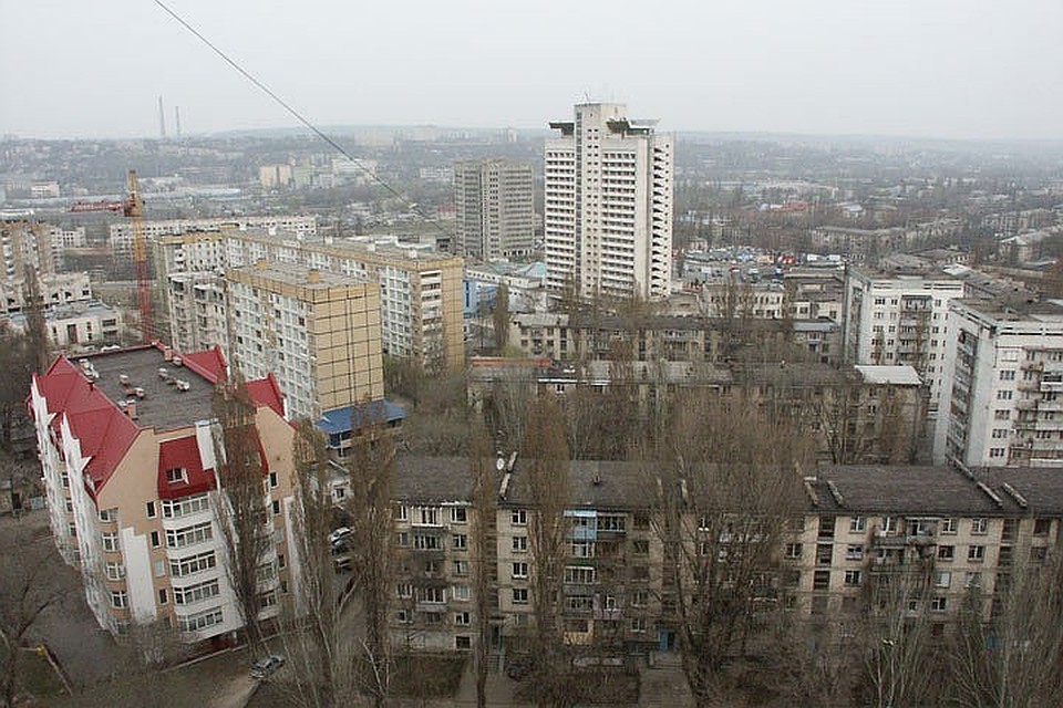 Но в старом жилом фонде жить еще страшнее: вечное болото из протекающих труб в подвале