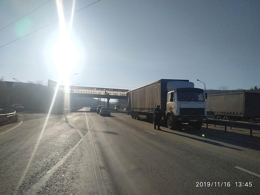 Фура раскидала по дороге легковушки