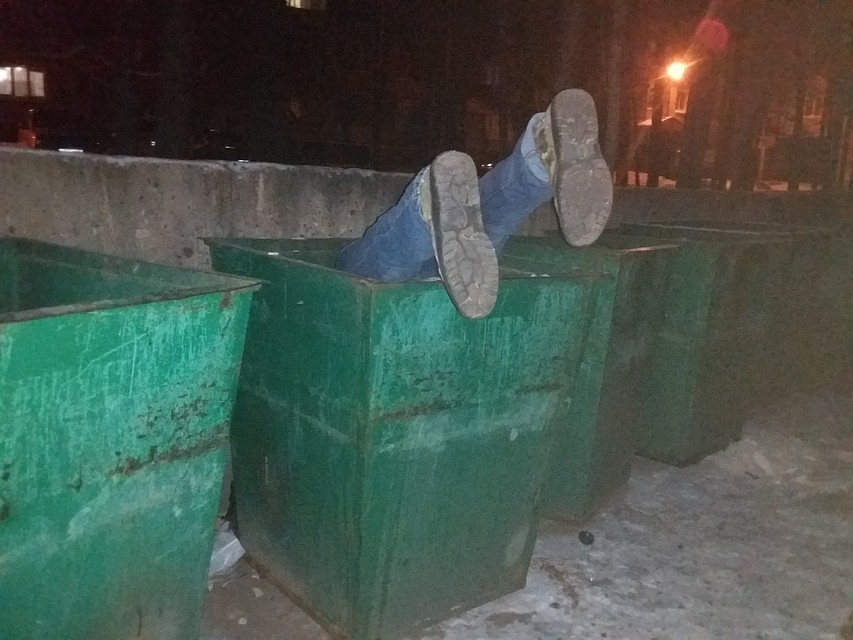 Торчащие из мусорного бака ноги напугали жителей Саянска. Фото из группы "Подслушано в Саянске" в соцсети "ВКонтакте"