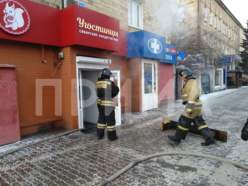 Из горящего магазина в центре Красноярска вывели 5 человек. Фото: Прима.