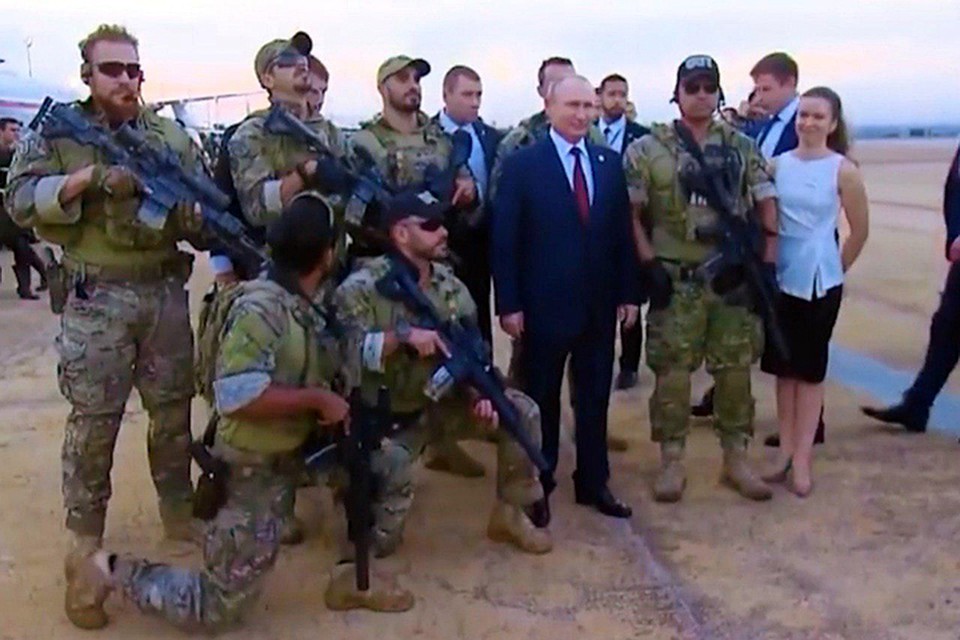 Уже перед посадкой в самолет Путин в качестве благодарности сфотографировался с бразильцами