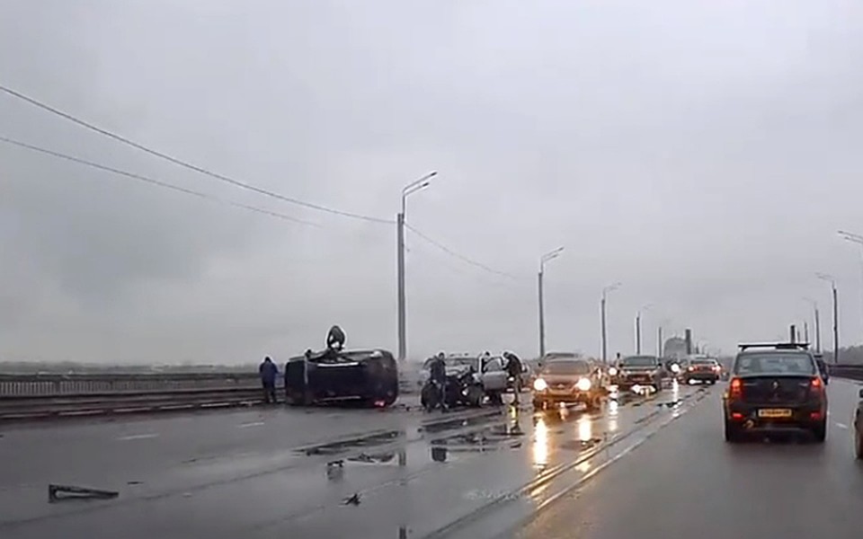 На Восточном мосту в Твери опрокинулся внедорожник Фото: vk.com/"Подслушано у водителей. Тверь"