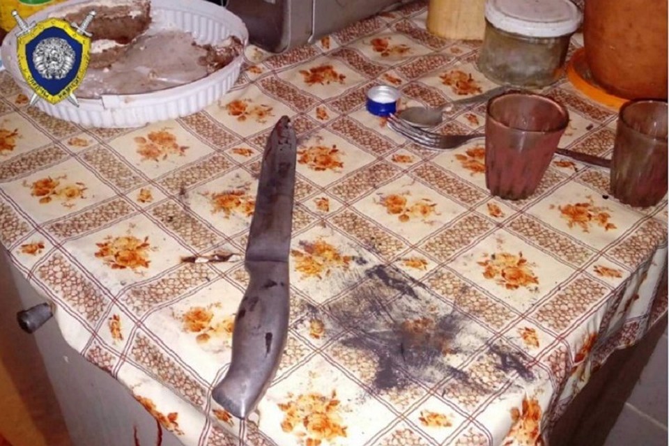 На месте трагедии был найден нож - орудие убийства. Фото: СК.