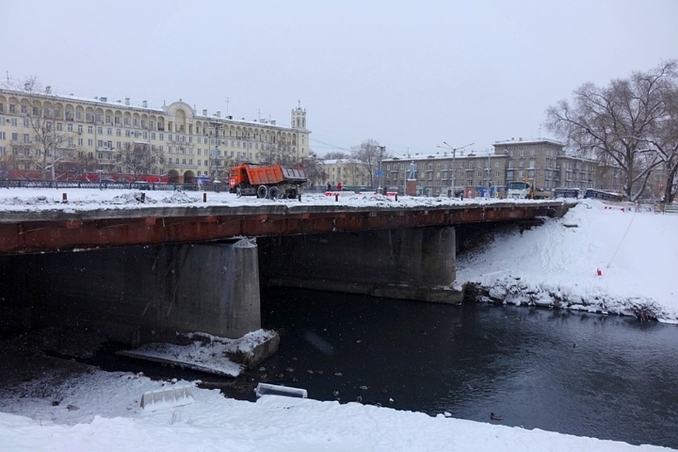 В Новокузнецке разбирают мост через реку