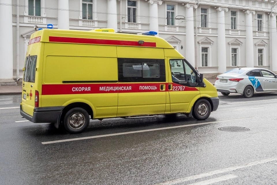 Почему мужчина пытался выбраться из квартиры любой ценой - пока неизвестно.