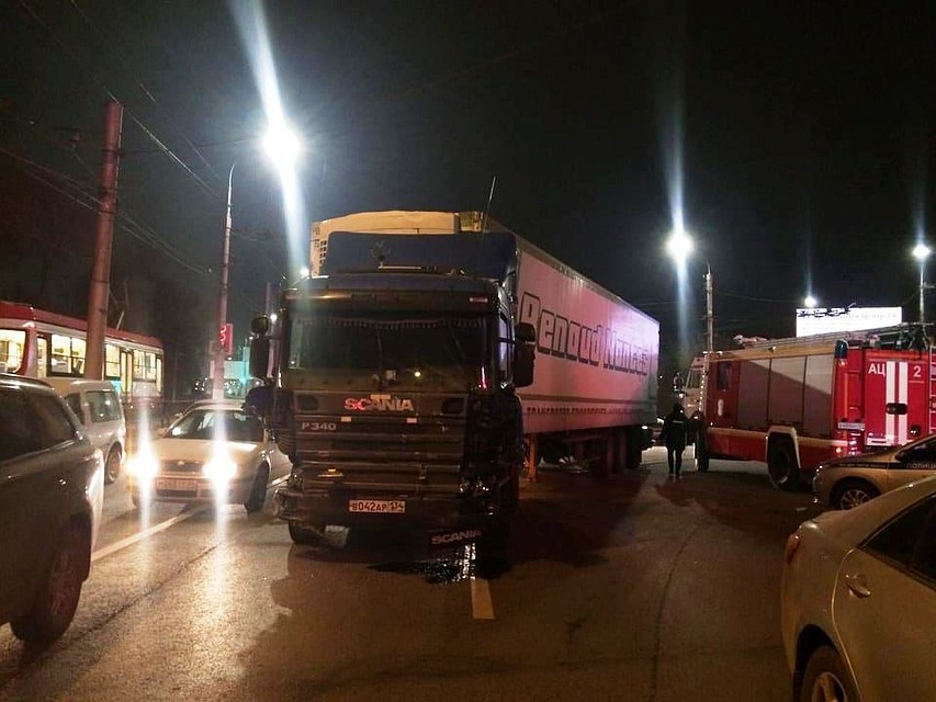 КАМАЗ сносил все на своем пути.