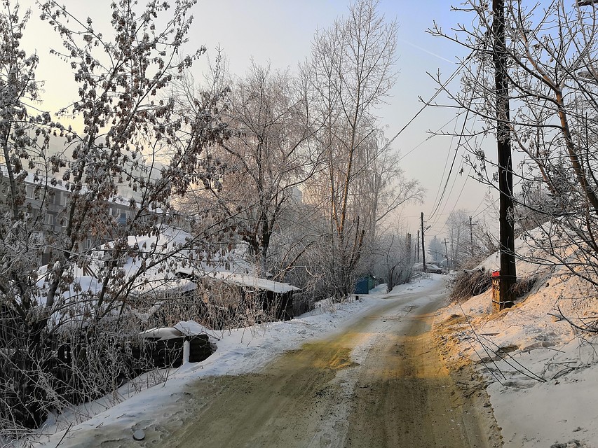 Согласитесь, припорошенные золой дороги в частном секторе Красноярска, увы, картина нередкая. На фото - улица Станиславского.