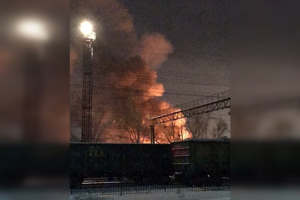 56 пожарных тушили крупный пожар на складе в Кемерове. Фото: Регион42/ vk.com