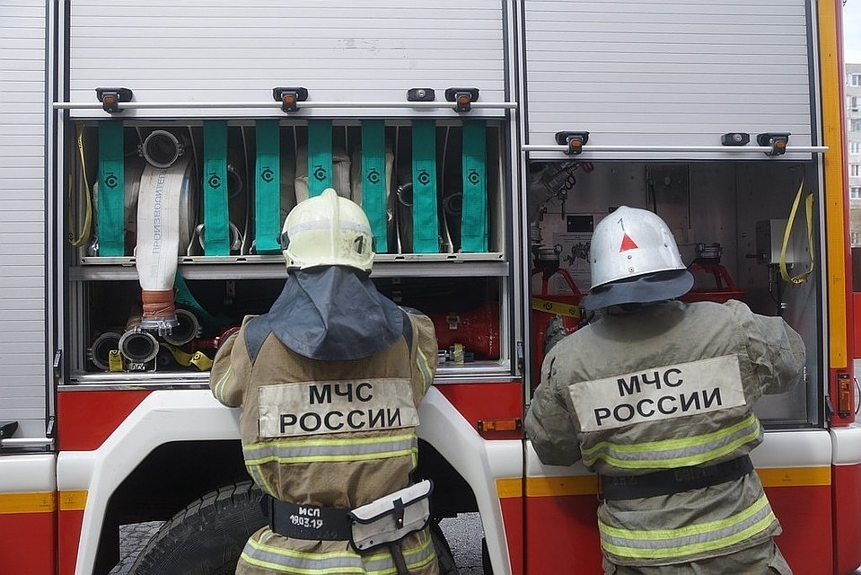 Пожарным поздно вечером пришлось тушить кладовки в подвале пятиэтажки