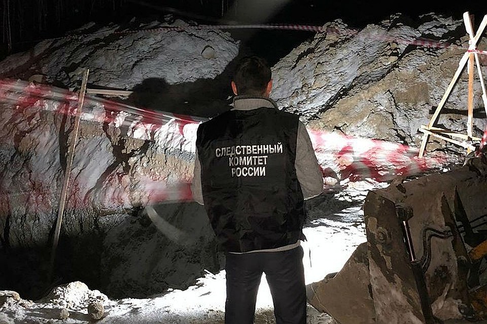 Под обвал попали четверо рабочих.