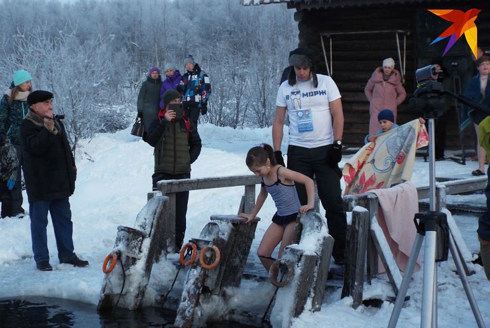 Даже дети не испугались ледяной воды, температура которой была всего +1. Фото: Полина Селиванова