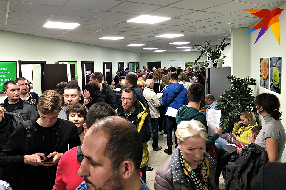 Громадные очереди собрались у каждого кабинета.