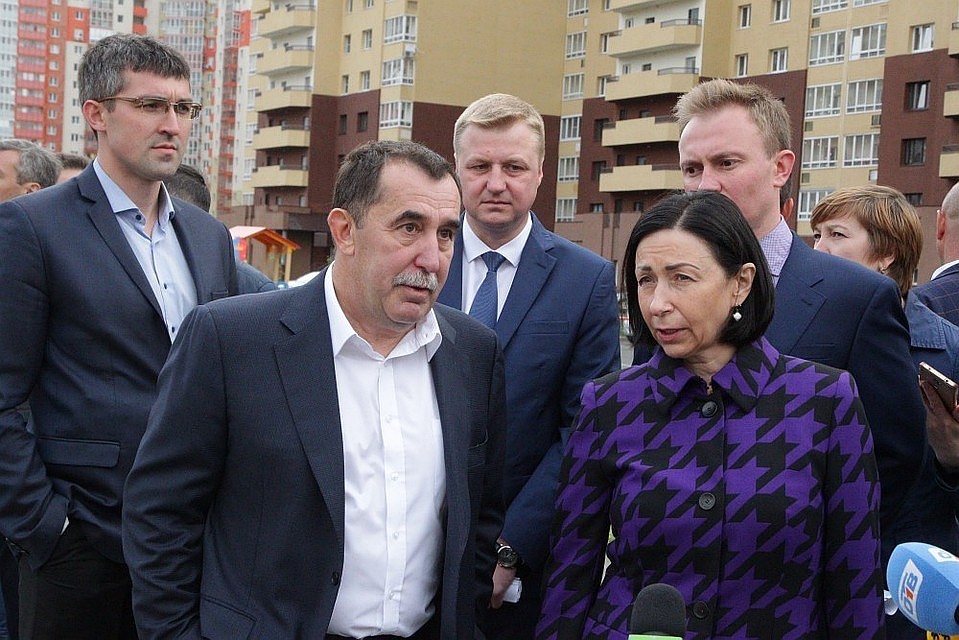 Женщин у власти гораздо меньше, чем представителей сильной половины человечества. Фото: cheladmin.ru.