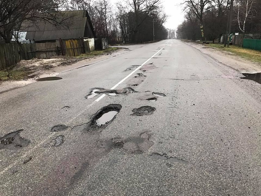 Новомосковский стройвопрос: разбитая дорога для школьников и мусорный участок для многодетной семьи
