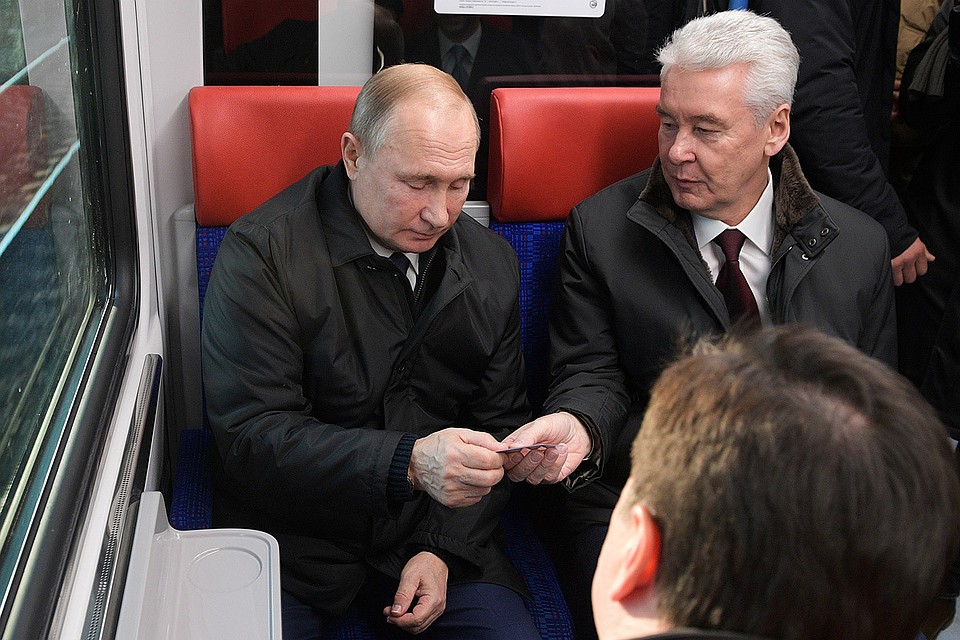Мэр Москвы Сергей Собянин подарил президенту России Владимиру Путину именную карту "Тройка" во время поездки по первому маршруту Московского центрального диаметра (МЦД). Фото Алексей Дружинин/пресс-служба президента РФ/ТАСС