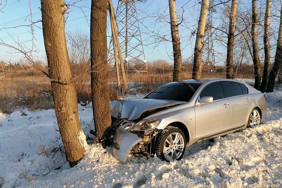 В Хабаровске водитель Lexus уходил от столкновения с иномаркой и врезался в дерево