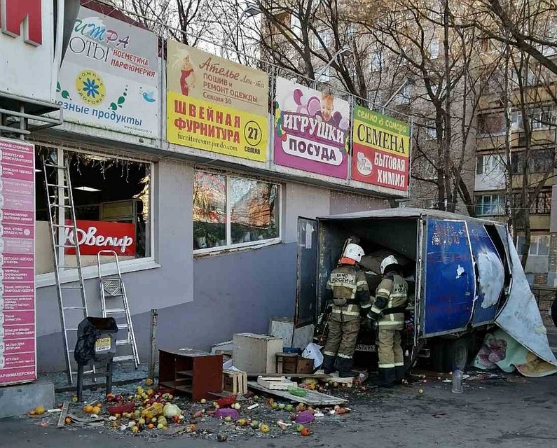Киоск на колесах едва не разорвало на части из-за взрыва