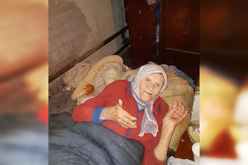 Старушка целыми днями лежит в грязной кровати из-за сломанного бедра
